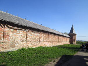 Esta muralla es la más próxima al lago Nero, en la orilla del cual está situada la ciudad de Rostov el Grande.