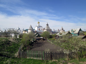 Huerta privada cerca del kremlin (alcázar) de Rostov el Grande.