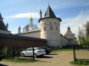 Muralla de la parte sureña que valladea el jardín junta con la central del kremlin.