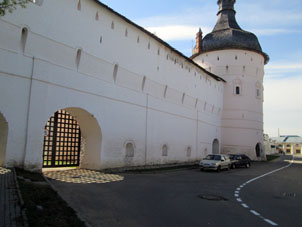 Portón en la muralla central.