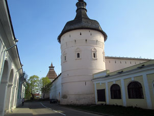 Kremlin (alcázar) de Rostov desde la ciudad.
