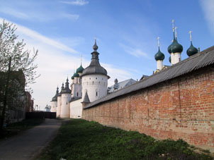Muralla de la parte sureña que valladea el jardín junta con la central del kremlin.
