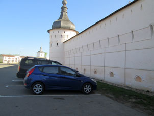 Mi auto ante de la muralla del kremlin (alcázar) de Rostov.