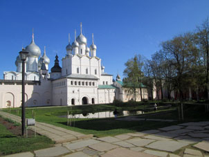 Catedral de la Ascención y estanque en el centro del kremlin de Rostov.