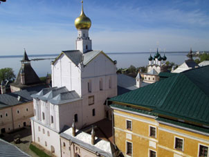 Vista desde la atalaya del kremlin de Rostov al lago Nero.