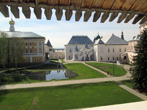 Vista al estanque y patio central del kremlin desde su muralla.