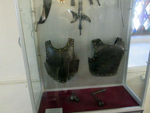 Coraza y armas en el Museo de Antigüedades en la Cámara Blanca del kremlin de Rostov.