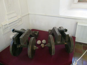 Cañones antiguos en el Museo de Antigüedades en la Cámara Blanca del kremlin de Rostov.