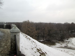Terraplén del kremlin y vista al río Trúbezh (tributario del río Oká).