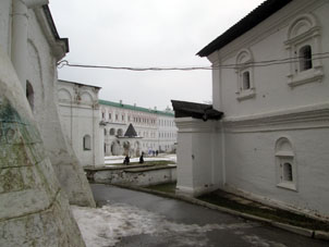 A lo largo de la muralla del monasterio vamos a los palacios del Kremlin de Ryazáñ.