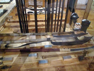 Armamento antiguo en el museo en un palacio del Kremlin de Ryazáñ.
