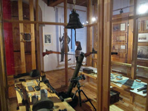Armas del siglo XX en el museo en un palacio del Kremlin de Ryazáñ.