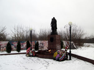 Monumeto a los guerreos de la Segunda Guerra Mundial en el cerro del kremlin. (Copia del monumento en Berlin).