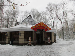 Restaurante Russki Dvor (Patio Ruso) en el recinto del alcázar de Smolensk.