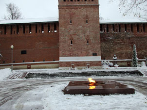 Fuego eterno en honor de los héroes de la Segunda Guerra Mundial cerca de la muralla del kremlin de Smolensk.