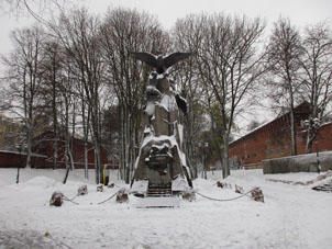 Monumento a los héroes de la Guerra Patriótica contra Napoleón cerca de la muralla del kremlin de Smolensk.