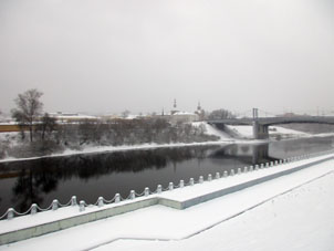 Río Dniepr pasa al norte del alcázar de Smolensk.