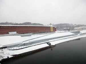 Vista al kremlin de Smolensk desde el puente a través del río Dniépr.