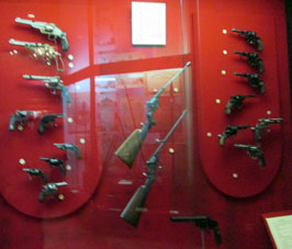 Pistolas revólveres en el Museo de Armas en el Kremlin de Tula.
