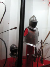 Armadura y armas de invasores polacos del siglo XVII en el Museo de Armas en el Kremlin de Tula.