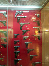 Pistolas automáticas extranjeras en el Museo de Armas en el Kremlin de Tula.