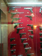 Pistolas automáticas extranjeras en el Museo de Armas en el Kremlin de Tula.