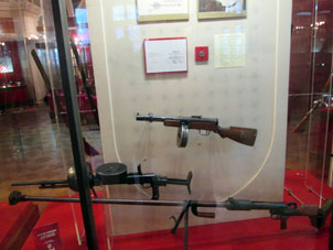 Fusil de asalto, ametralladora y escobeta antitanque de Segunda Guerra Mundial en el Museo de Armas en el Kremlin de Tula.