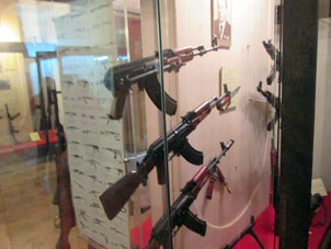 Armas de fuego diseñadas por Mikhaíl T. Kaláshnikov en el Museo de Armas en el Kremlin de Tula.