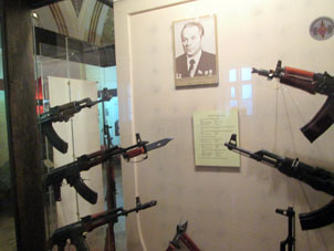 Armas de fuego diseñadas por Mikhaíl T. Kaláshnikov en el Museo de Armas en el Kremlin de Tula.