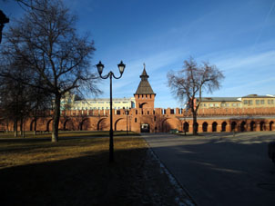 Murallas y torre del kremlin (alcázar) de Tula. Vista por dentro del kremlin.