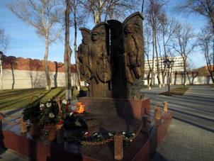 Momumento a los guerrilleros empleados de la Seguridad Estatal en la Segunda Guerra Mundial cerca del Kremlin de Tula.