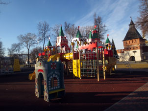 Cancha infantil en forma de kremlin construida por disposición del gobernador de la provincia de Tula.
