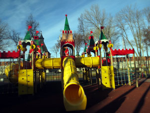 Cancha infantil en forma de kremlin construida por disposición del gobernador de la provincia de Tula.