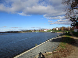 Malecón del kremlin de Úglich. El río Volga.