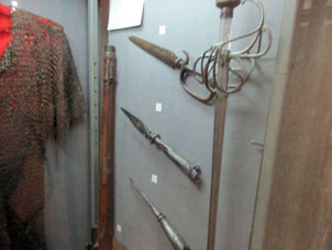 Armadura y armas de los siglos XVI-XVII en el museo dentro del Palacio.