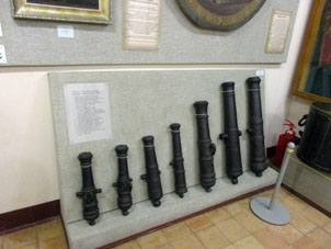 Cañones antiguos en el museo dentro del Palacio.