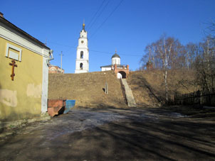 Mi primera vista del Kremlin (alcázar) de Volokolamsk en el mes de marzo.