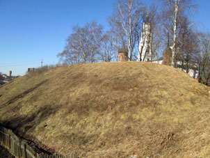 Así es. Se quedó el cerro donde estaba el kremlin, su terrapén e iglesia de Ascención, lo demás era de madera y no se ha conservado.