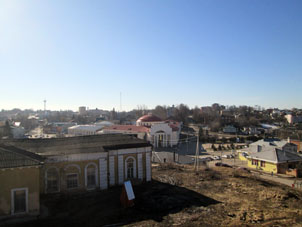 Vista a la ciudad de Volokolamsk desde el cerro de kremlin.