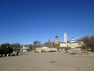 Vista al kremlin desde la plaza central de la ciudad de Volokolamsk.