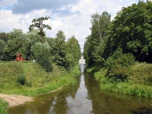 Canal en el parque Kuskovo en Moscú en verano.