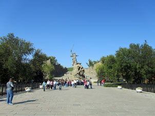 La estatua de Patria Madre está sobre la cima del cerro Mamáyev Kurgán y en las pies y pendientes del mismo están situados las estatuas que ilustran diversos episodos de la Batalla.
