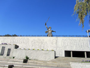Dentro del Kurgán está construida la Sala de la Memoria de los fallecidos en esta Batalla.