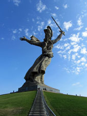 La estatua de Patria Madre es de 5500 toneladas de hormigón (concreto) y 2400 toneladas de estructuras metálicas.