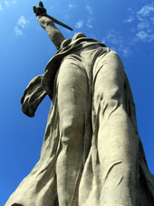 La estatua mantiene espada del largo de 33 metros y peso de 14 toneladas. La estatua está sobre la losa de 2 metros que a su vez se apoya sobre la fundación de 16 metros.