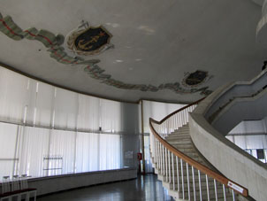 La exposición principal y más famosa del museo de la Batalla de Estalingrado ocupa panorama de la Batalla. Esta escalera va al panorama mismo.