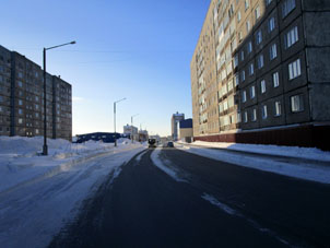 Calle Rúdnaya en el pueblo de Talnakh, distrito urbano de Norilsk, región de Krasnoyarsk.