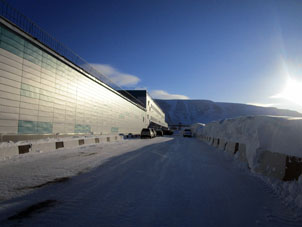 Acceso a la oficina de la Compañía Constructora Transpolar (Zaplyárnaya Stroítelnaya Kompania) protegido contra nieve y limpiado.