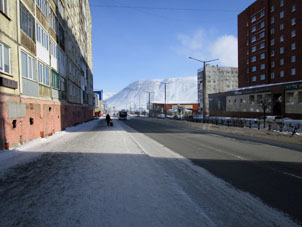 Calle Pervoprokhódtsev, pueblo de Talnakh, distrito urbano de Norilsk, región de Krasnoyarsk.