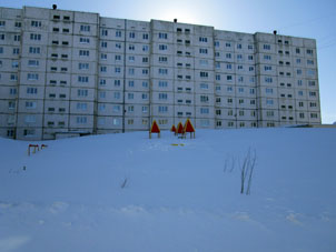 Cancha infantil en Talnakh está cubierta con la nieve en abril.